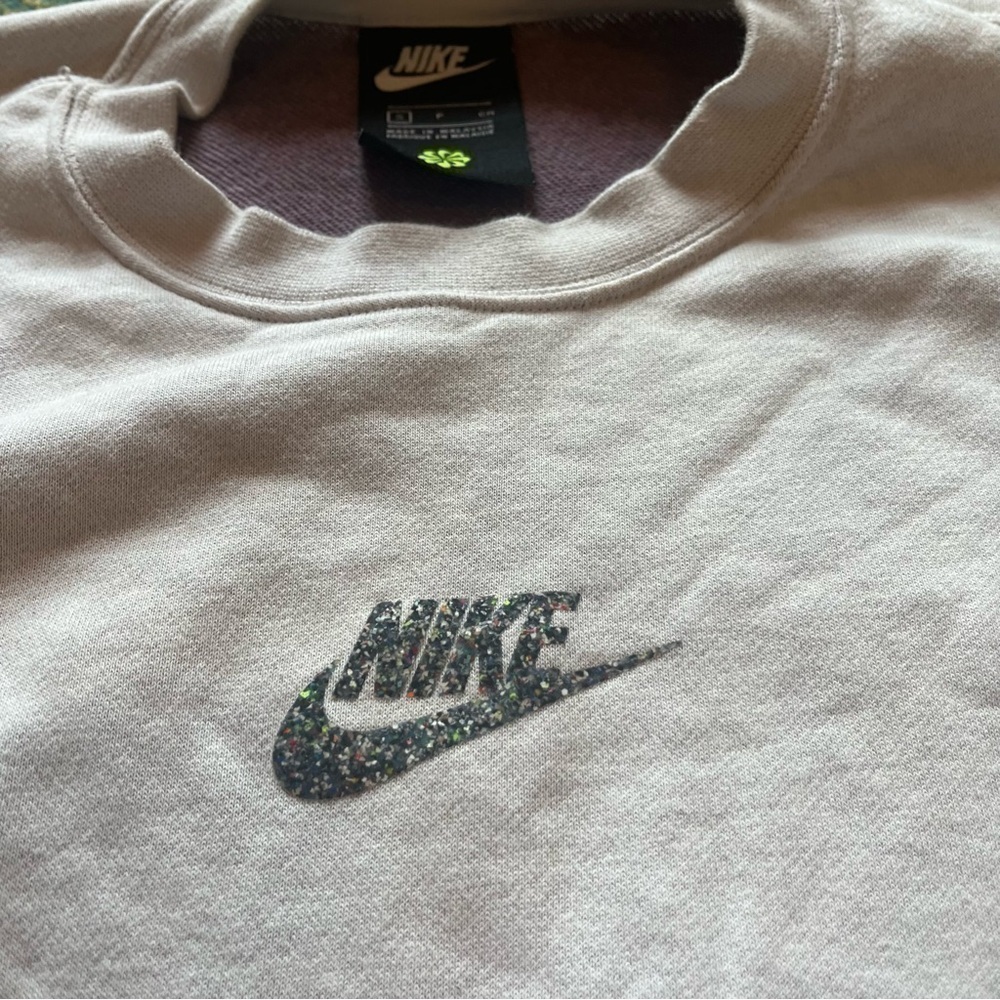 Nike Sportswear Women’s Small Light Beige Speckled Logo Crewneck Sweatshirt - Picture 4 of 9